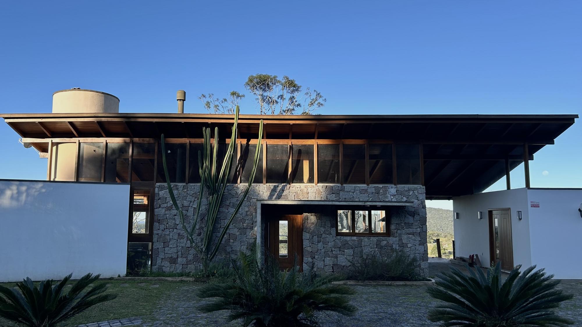 Um telheiro sobre pedras